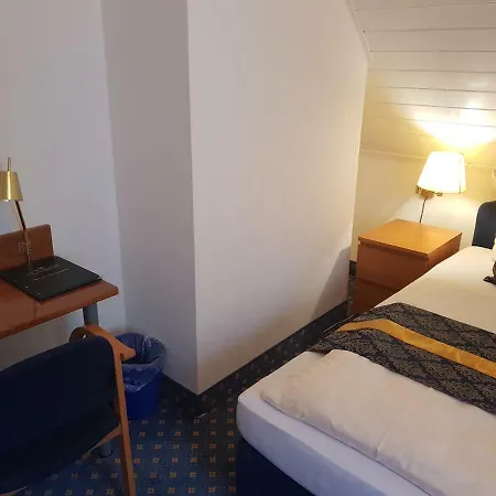 Lane Hotel *